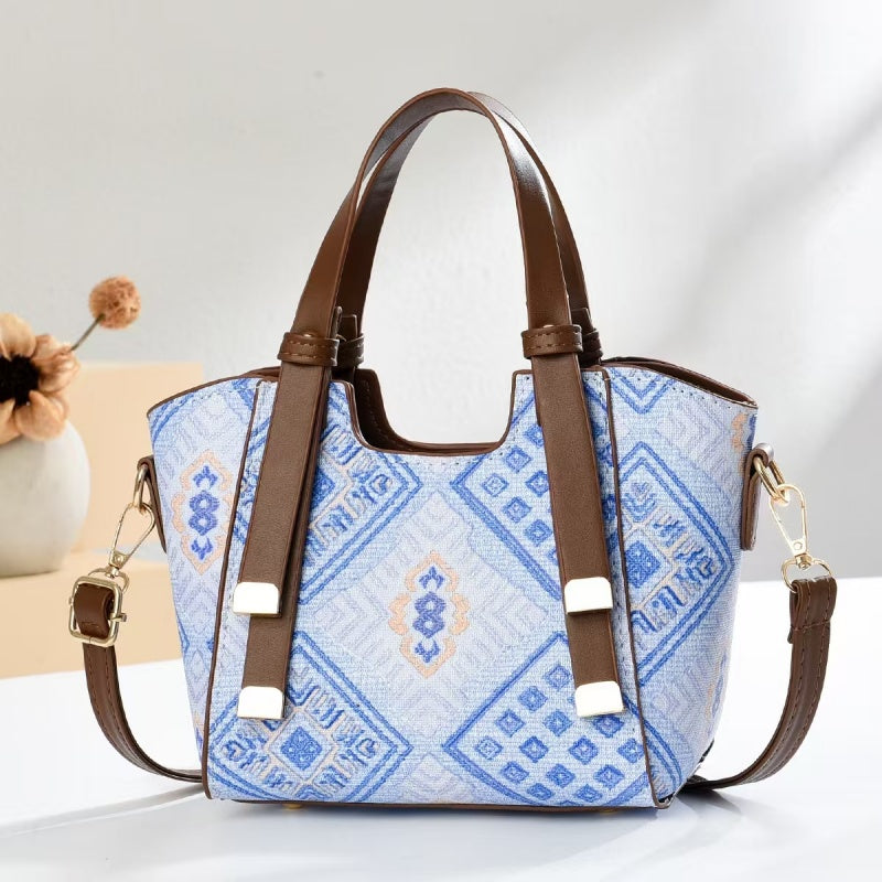 “Nouveau modèle de sac Boston monogrammé (forme coussin)