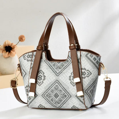 “Nouveau modèle de sac Boston monogrammé (forme coussin)