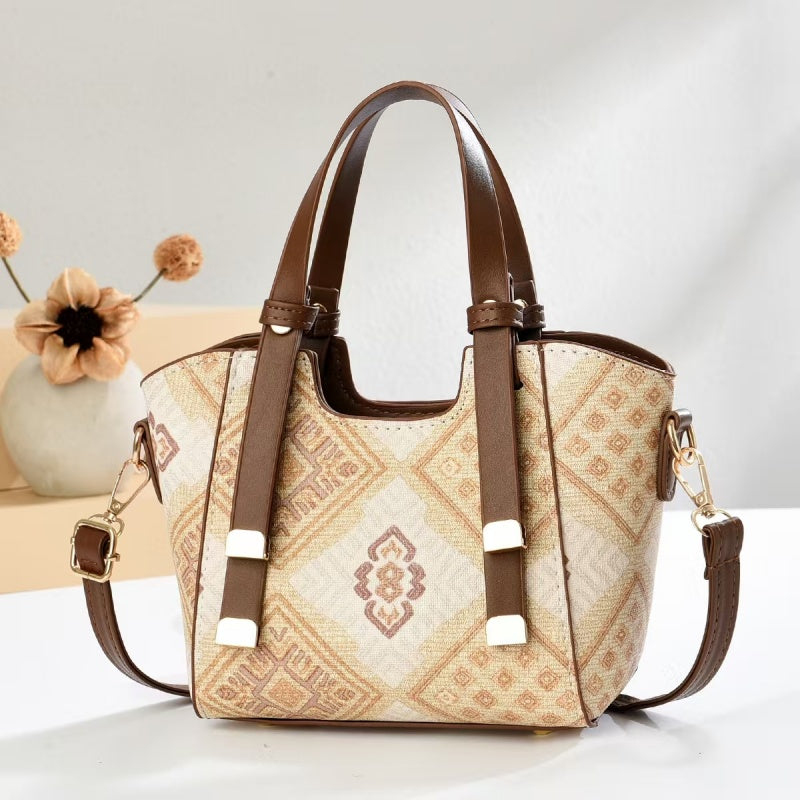 “Nouveau modèle de sac Boston monogrammé (forme coussin)