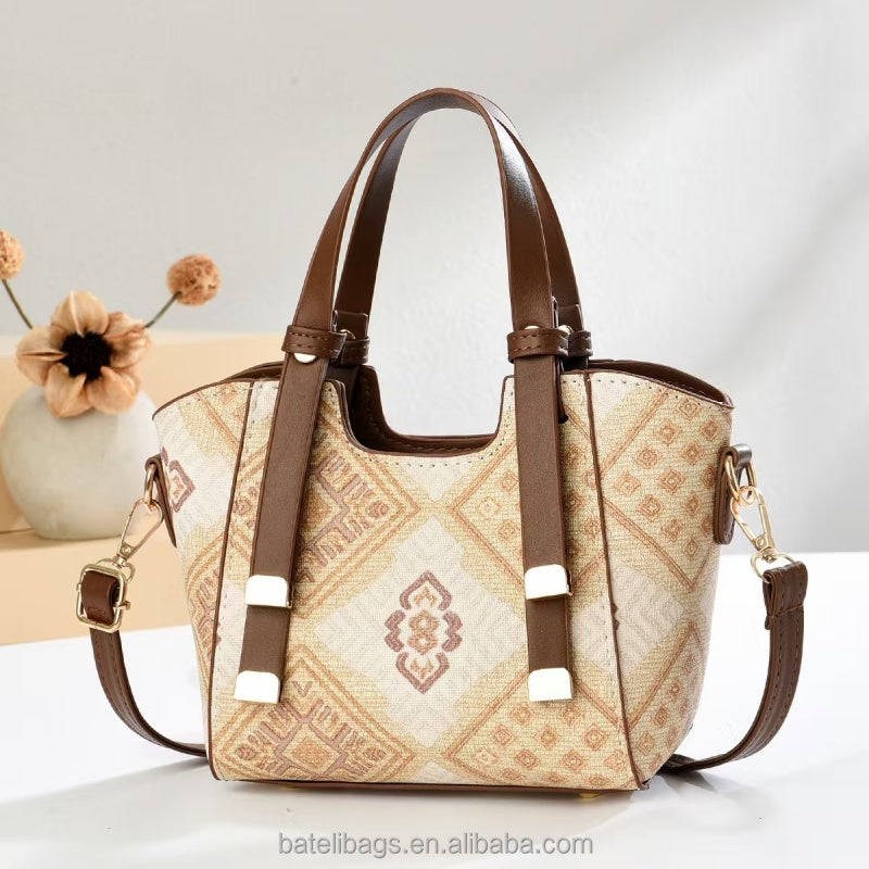 “Nouveau modèle de sac Boston monogrammé (forme coussin)