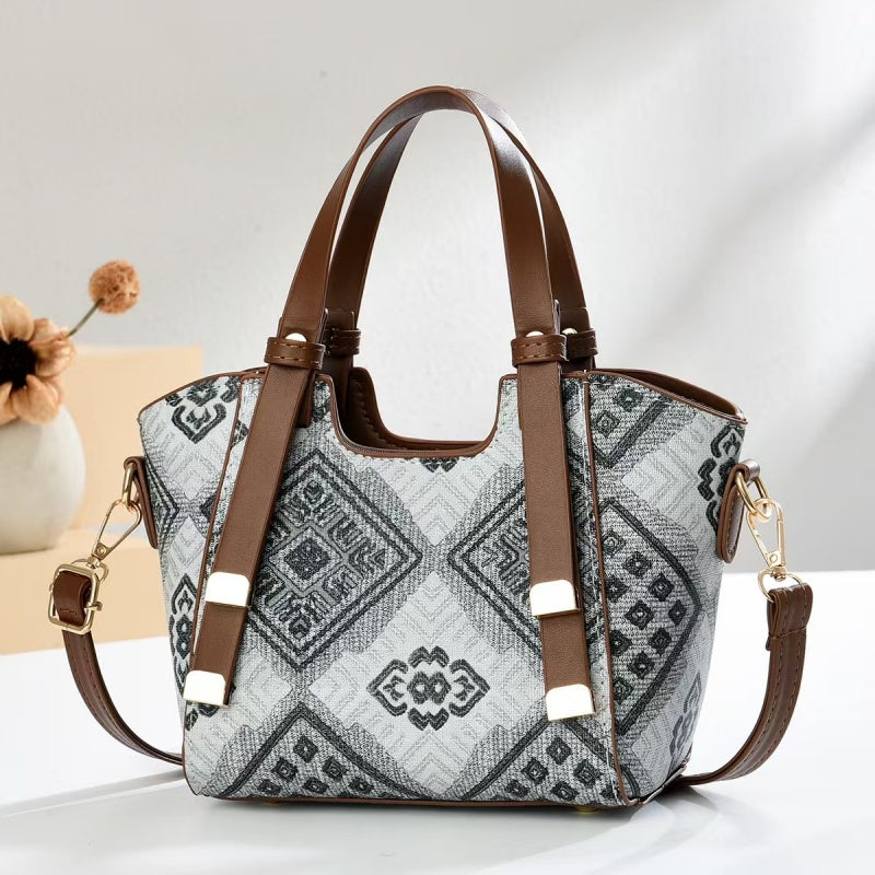 “Nouveau modèle de sac Boston monogrammé (forme coussin)